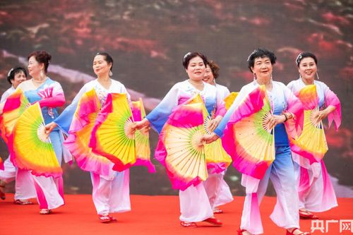 520愛在花海 唱支山歌給黨聽——貴州畢節(jié)文藝匯演點(diǎn)亮紅色情懷